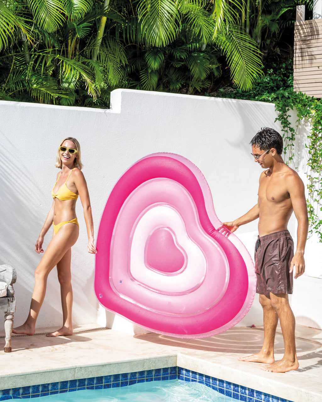 Intex Sweetheart Float lifestyle shot